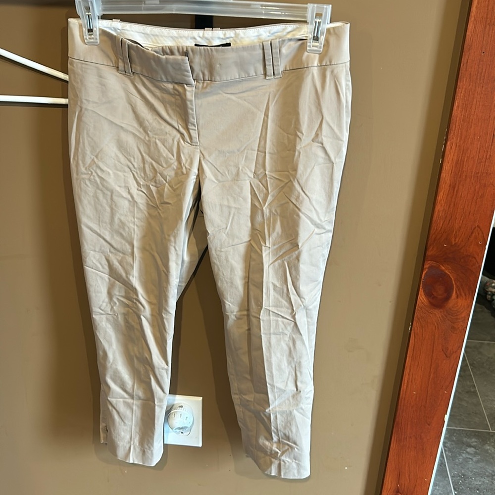 Ann Taylor kaki capris lightweight
